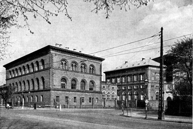(Foto). Nationalbanken. Til venstre den ældre hovedbygning ved Holmens Kanal, til højre tilbygningen fra 1917 ved Havnegade.