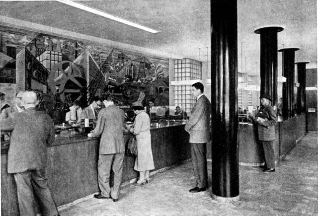 (Foto). Banklokale i Privatbankens Nørreport afdeling, en af denne banks kunstnerisk udsmykkede filialer med vægmaleri af Svend Johansen (1949).