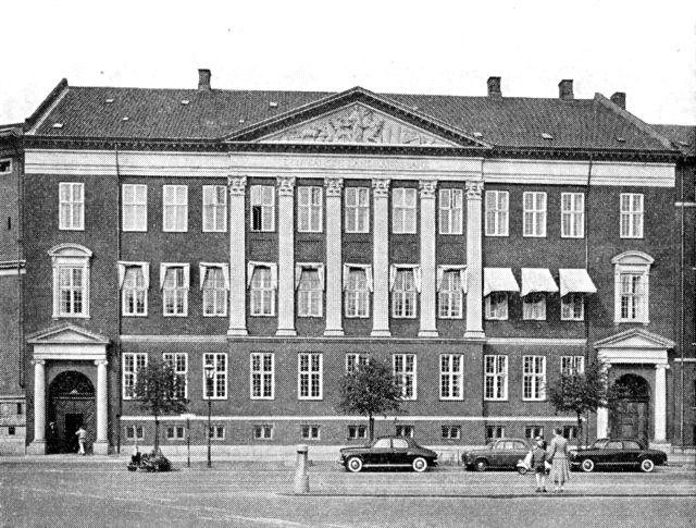 (Foto). Den danske Landmandsbanks hovedsæde ved Holmens Kanal (opført 1795).