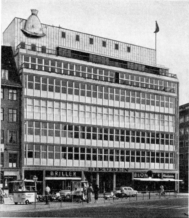 (Foto). Bikuben’s ejendom på hjørnet af Nørrevoldgade og Nørregade, opført 1955–56 (arkt. Fr. Schlegel), med en af Bikuben’s store filialer i den indre bys forretningskvarterer (Nørreport afdeling).