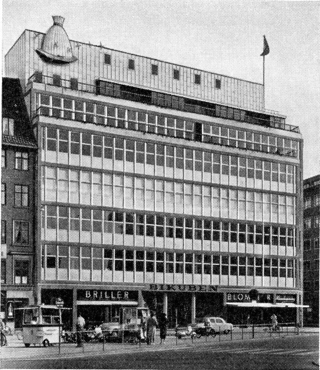 (Foto). Bikuben’s ejendom på hjørnet af Nørrevoldgade og Nørregade, opført 1955–56 (arkt. Fr. Schlegel), med en af Bikuben’s store filialer i den indre bys forretningskvarterer (Nørreport afdeling).