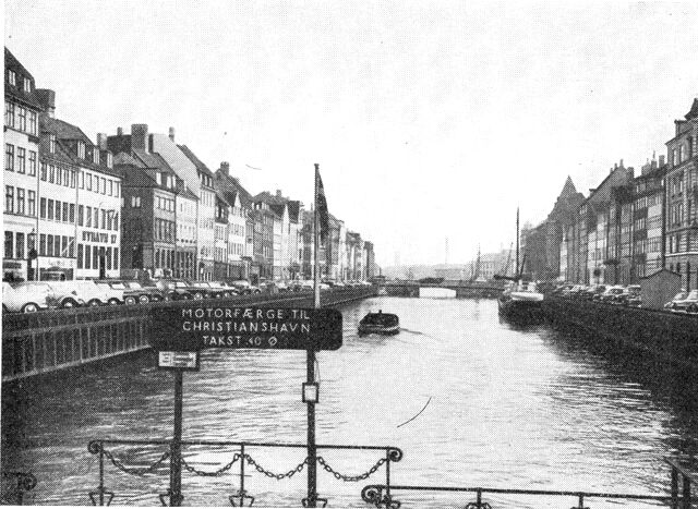 (Foto). Nyhavn set fra Kongens Nytorv. I baggrunden klapbroen Nyhavnsbro.