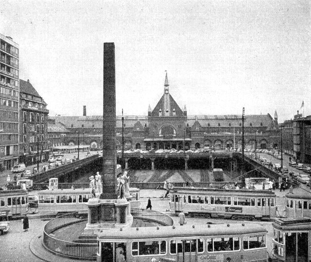 (Foto). Københavns hovedbanegård. Mellem Vesterbrogade, der ses i forgrunden (med Frihedsstøtten), og banegården ses den åbne banegrav med sporene til Boulevardbanen.