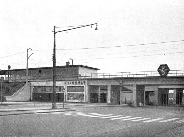(Foto). Hvidovre S-banestation, i brug fra juni 1953. Typisk placering ved banelinjens overføring over en hovedfærdselsåre (Hvidovrevej).