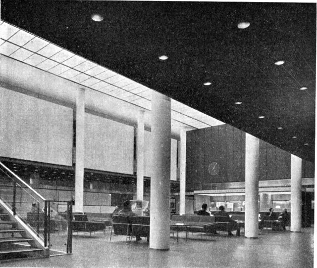 (Foto). Interiør fra ventehallen i den i jan. 1959 indviede Air terminal, afgangs- og endestationen for SAS’s busforbindelser til lufthavnen i Kastrup i tilknytning til rutemaskinernes ankomst og afgang. Denne Air terminal er første afsnit af et stort bygningskompleks, som SAS fra 1957 opfører i hovedstadens midte ved Vesterbrogade over for hovedbanegården, og som bl.a. skal rumme en del af selskabets salgskontorer og et hotel i 22 etager (arkt. Arne Jacobsen; (jfr. s. 588).