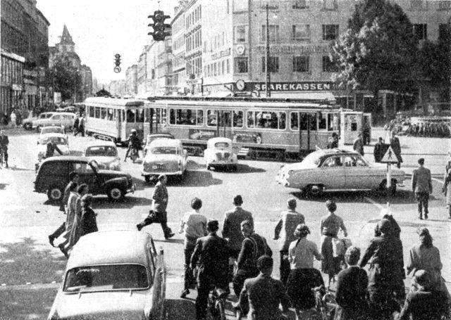 (Foto). Sporvognstog (bogiemotorvogn fra 1930erne med toakslet bivogn fra anden verdenskrig) i krydset ved Nørreport.