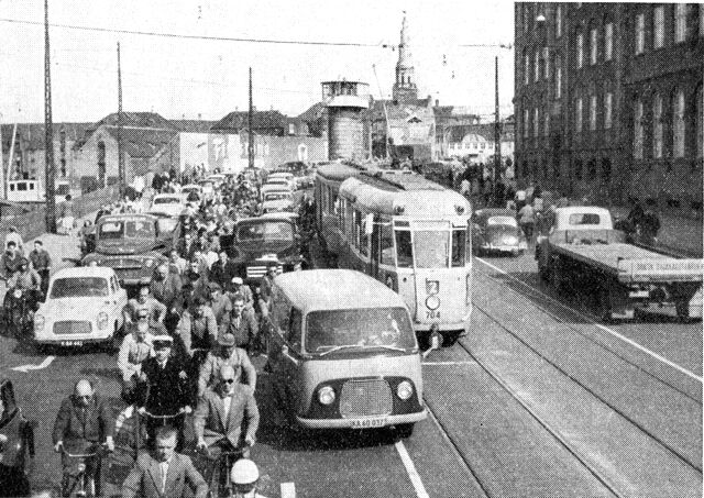 (Foto). Sporvognstog (med bogiemotorvogn fra 1950erne) ved Knippelsbro i tæt trafik umiddelbart efter brooplukning.