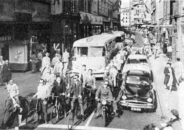 (Foto). Bus (fra 1950erne med fast konduktør) i strøgtrafik på Østergade.