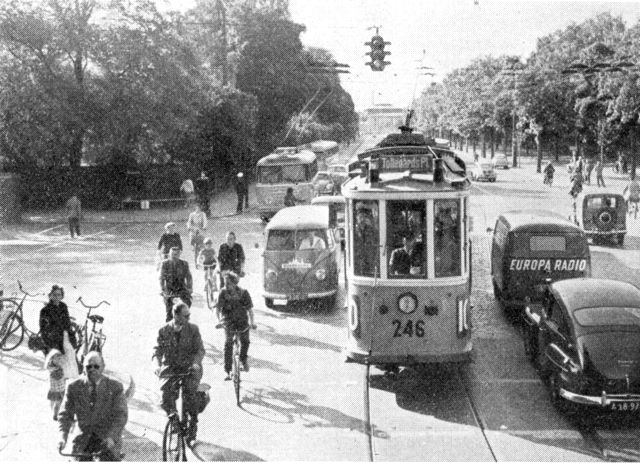 (Foto). Tre forskellige driftsformer på Tagensvej: sporvogn (toakslet motorvogn fra ca. 1905); bagved til venstre trolleybus (fra 1950 med fast konduktør); bag denne skimtes en enmandsbetjent bus (fra 1950erne).