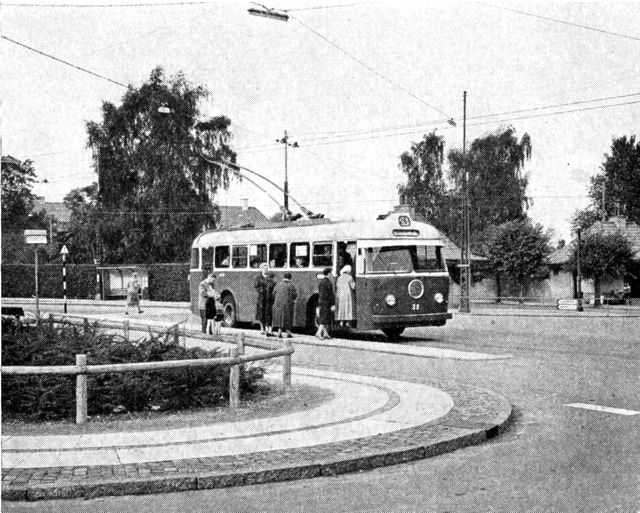 (Foto). En af NESA’s trolleybusser på Kildegårdsvej ved stoppestedet ved Gentofte amtssygehus.