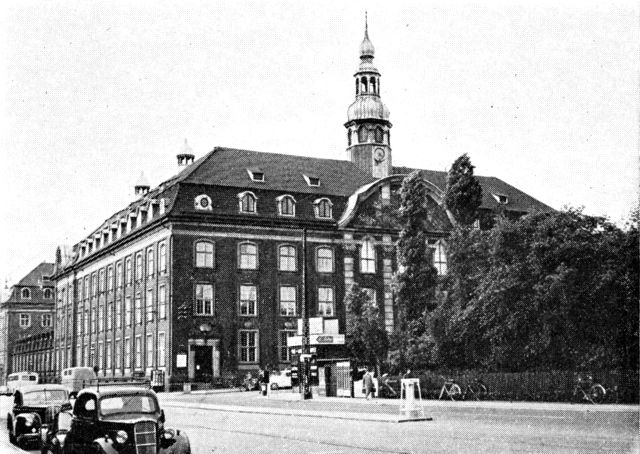 (Foto). Centralpostbygningen set fra Bernstorffsgade.