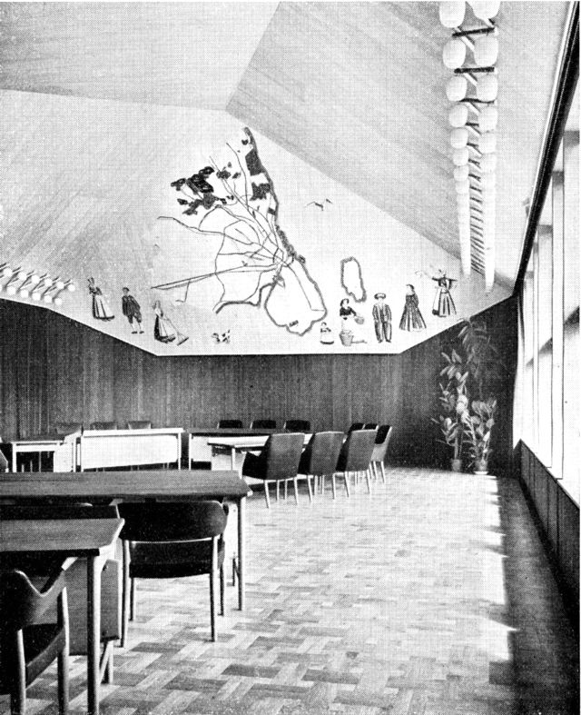 (Foto). Amtsrådets mødesal i Københavns amtsgård på Blegdamsvej, opført 1950–52. I træbeklædningen indlagt kort over amtsrådskredsen.