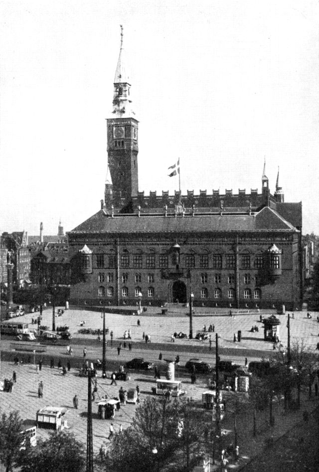 (Foto). Københavns rådhus, set fra Dagmarhus over Rådhuspladsen.