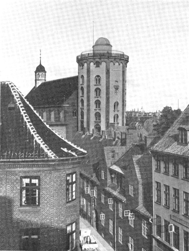 (Foto). Trinitatis kirke og Rundetårn set fra Krystalgade.
