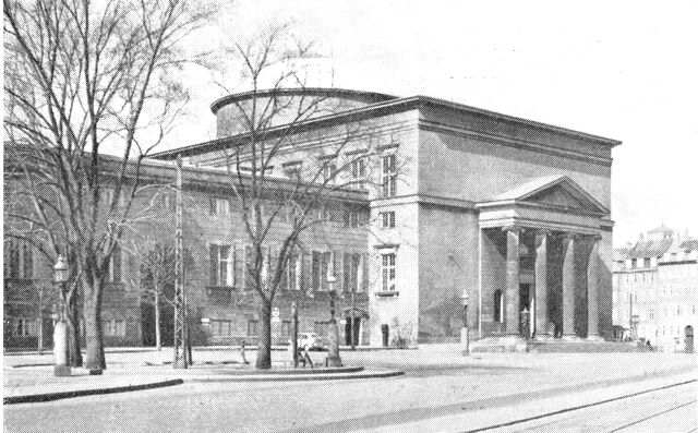 (Foto). Christiansborg slotskirke. Til venstre forbindelsesbygningen (»løngangen«) til slottet.