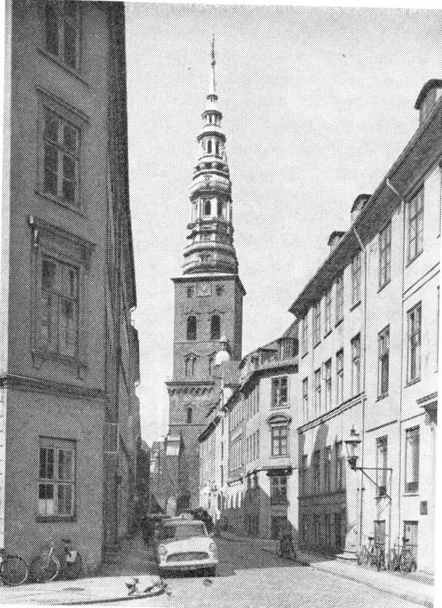 (Foto). Skt. Nicolai kirketårn set gennem Admiralgade.
