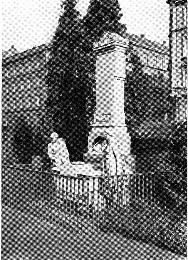 (Foto). Fra Assistenskirkegård. Til venstre det Kierkegaard’ske familiegravsted med Søren Kierkegaards grav, til højre Wiedewelts gravmæle over familien Bodenhoff.