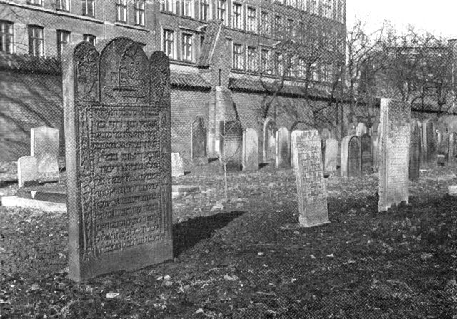(Foto). Fra Mosaisk kirkegård på Nørrebro. I forgrunden til venstre kirkegårdens ældste grav (fra 1693).
