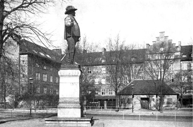 (Foto). Nyboder skole (opført 1920). I forgrunden Christian den Fjerdes statue ved Nyboder.