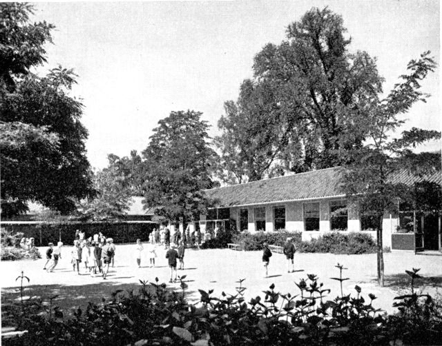 (Foto). Skovgårdsskolen (opført 1950). Småbørnenes legeplads.