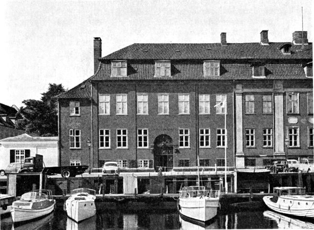 (Foto). Borups Højskole (det tidligere Frijs’ske Palæ).