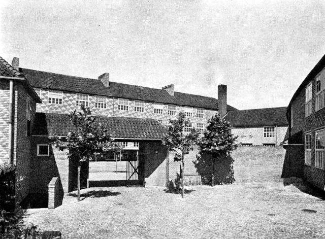 (Foto). Falkonergårdens Gymnasium, set fra gården ved rektorboligen ind mod skolegården.