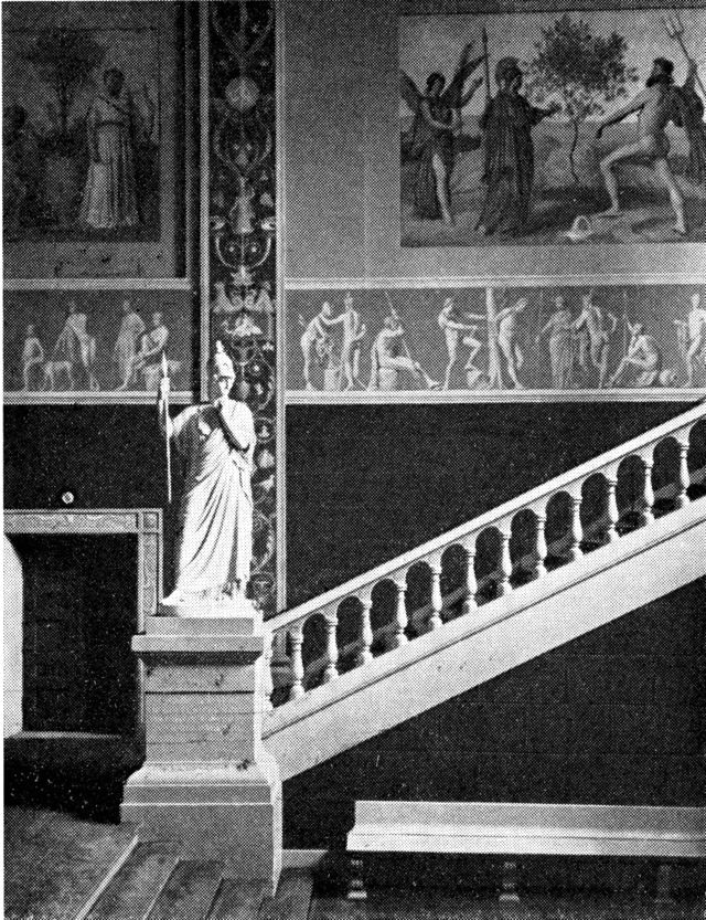 (Foto). Forhallen i Københavns Universitets hovedbygning. Parti af østvæggen og trappen med H. W. Bissens Athene-statue.