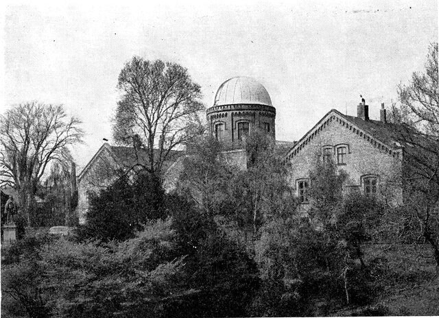 (Foto). Astronomisk Observatorium set fra Øster Voldgade. Længst til venstre Tyge Brahes statue.