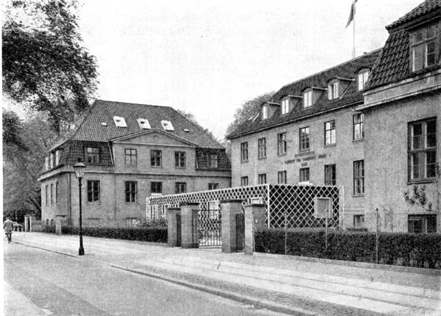 (Foto). Instituttet for teoretisk Fysik (til højre) og Det matematiske Institut (til venstre), set fra Blegdamsvejen.