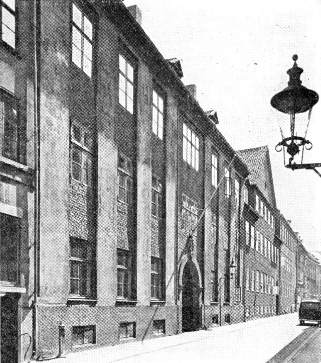 (Foto). Elers’ Kollegium. Bygningen ved siden af (med den store gavlkvist) er professorgården, St. Kannikestræde 11 (omtalt foran side 254).