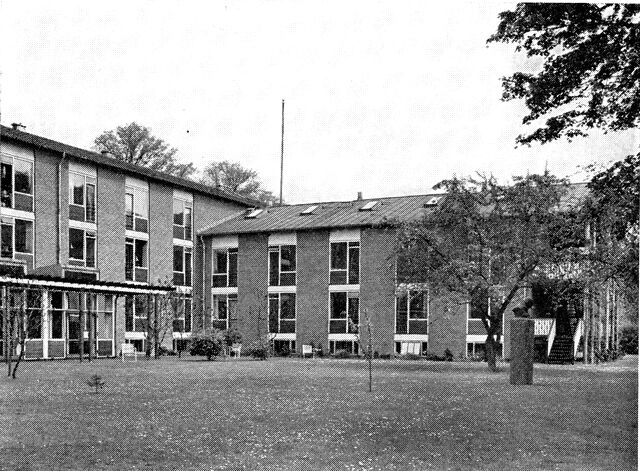 (Foto). Hassagers Kollegium og Fjerde Maj-Kollegiet set fra haven (fra sydvest).