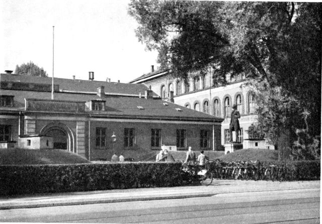 (Foto). Danmarks tekniske Højskoles ældre bygninger. Forrest forbygningen ved Sølvgade, bagved ses fløjen mod Øster Farimagsgade. T.h. statuen af Ole Rømer.