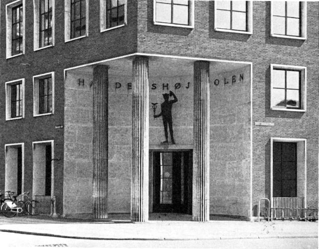 (Foto). Hovedindgangen til Handelshøjskolens bygning (på hjørnet af Rosenørns Allé og Julius Thomsens Plads).
