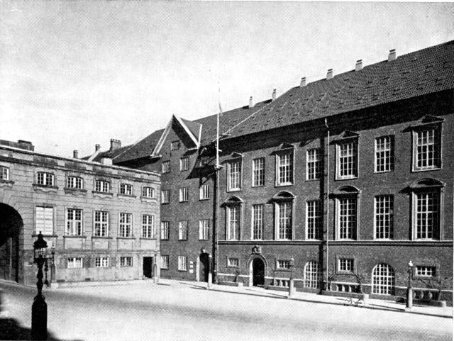 (Foto). Rigsarkivets bygninger set fra Folketingets trappe, til højre den oprindelige biblioteksbygning fra 1665–73, i midten Gehejmearkivbygningen fra 1715–20. Til venstre »løngangen«, der forbinder Gehejmearkivet og Kancellibygningen med Christiansborg slot.