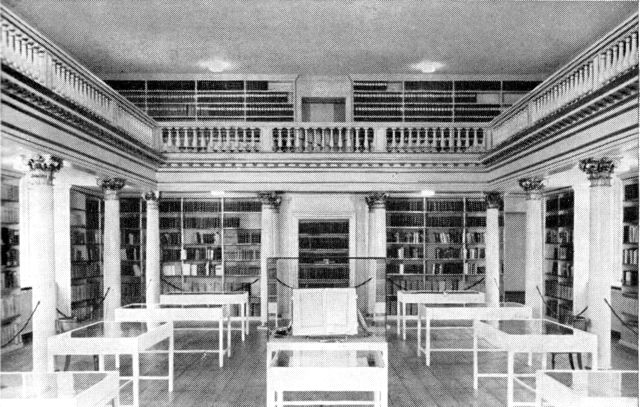 (Foto). Rigsarkivets udstillingssal, oprindelig bogsal i den 1781–85 opførte tilbygning til det gamle kongelige bibliotek.