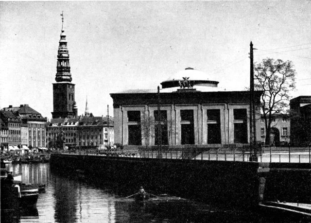 (Foto). Thorvaldsens Museum. Bag museet Christiansborg slotskirkes kuppel. I baggrunden til venstre Højbro Plads og Skt. Nicolai kirketårn.