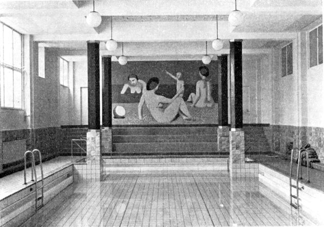 (Foto). Interiør fra Frederiksberg Svømmehal (ved Yrsavej), opført 1934 (arkt. Aage Lauritzen) med stenmosaik af Vilhelm Lundstrøm.