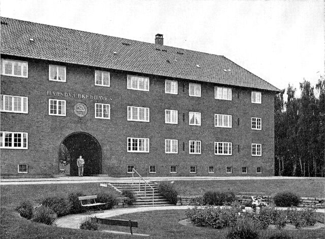 (Foto). Håndværkerhaven, tilhørende den af Håndværkerforeningen grundlagte stiftelse Alderstrøst. Hovedfaçaden med anlæg ud mod Tuborgvej.