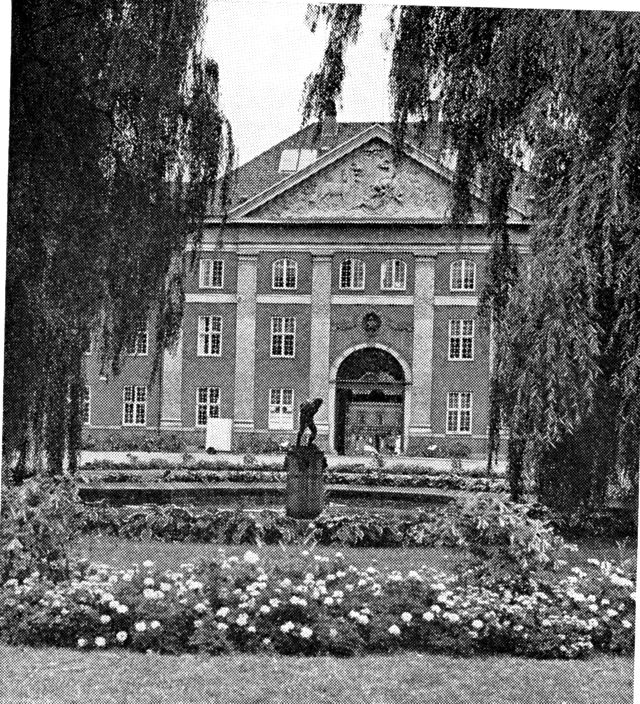 (Foto). Rigshospitalets administrationsbygning (med hospitalets hovedport til Blegdamsvej) set fra hospitalets grønnegård.