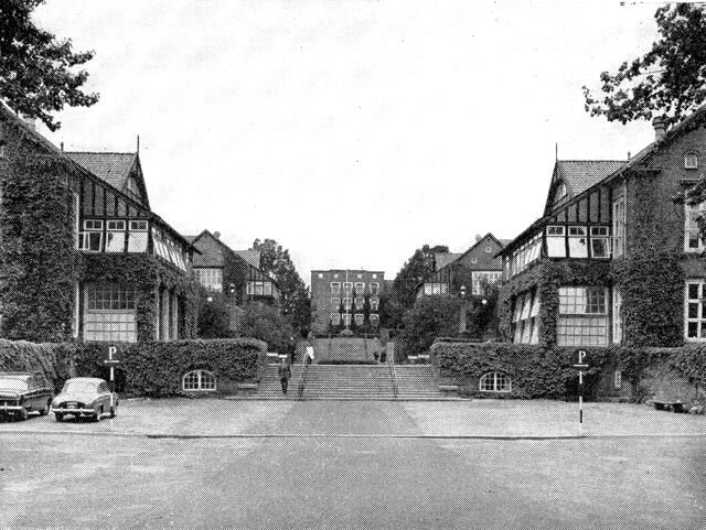 (Foto). Parti fra Bispebjerg Hospital. På begge sider af terrasserne ses de oprindelige af Martin Nyrop tegnede pavilloner. Bygningen helt tilbage i centrum er opført 1942 (til røntgenafdeling og en ny kirurgisk afdeling).