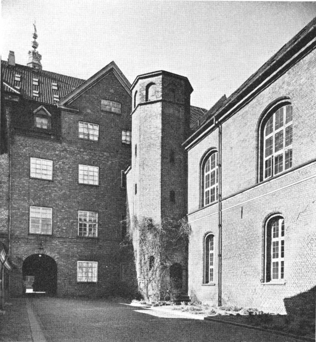 (Foto). Parti af Proviantgården (t.h.) med trappetårn. Til venstre den gamle Gehejmearkivbygning (II 320 f.) med »Generalstabsporten«.