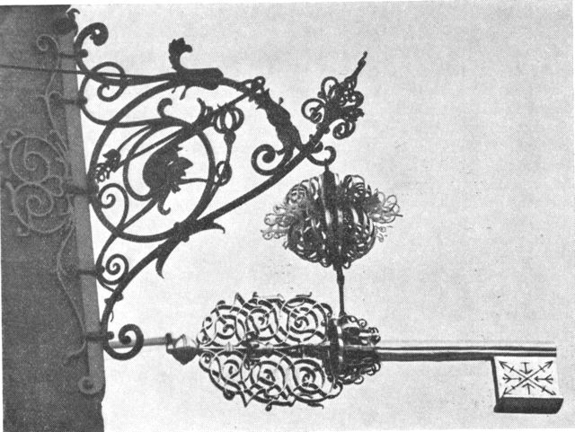 (Foto). Kleinsmedeskilt fra 1600-t. på Centralorganisationen af Metalarbejderes ejendom Gl. Kongevej 6.