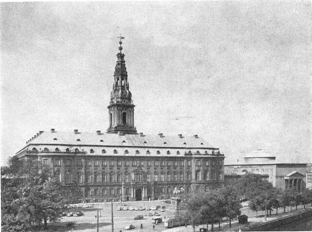 (Foto). Det nuværende Christiansborg slot, set fra Holmens kirke.