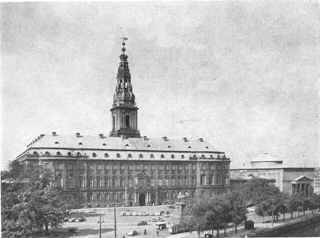 (Foto). Det nuværende Christiansborg slot, set fra Holmens kirke.