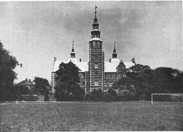 (Foto). Rosenborg slots vestfaçade med det store tårn.