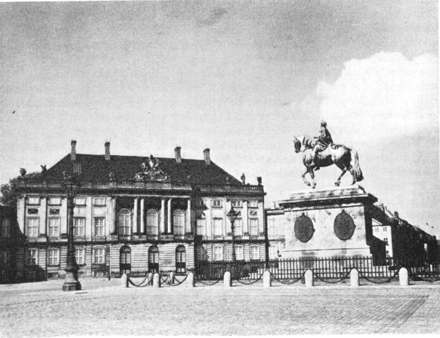 (Foto). Amalienborg. Christian VIII’s Palæ og rytterstatuen af Frederik V.