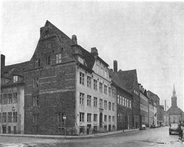 (Foto). Strandgade 30–32 set fra hjørnet af Skt. Annæ Gade.