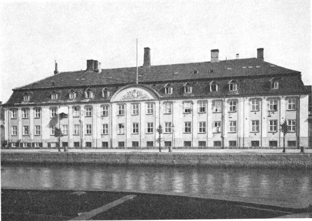 (Foto). Søkvæsthuset, det opr. Opfostringshus, Overgaden oven Vandet 58–64.