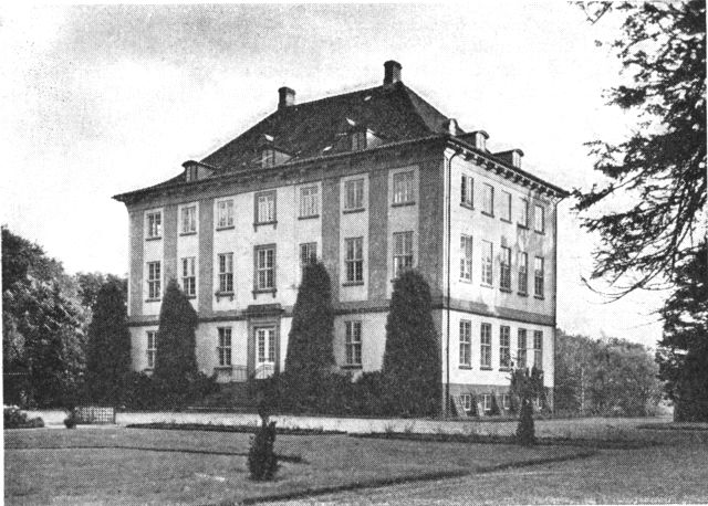 (Foto). Dronninggårds hovedbygning set fra nordvest.