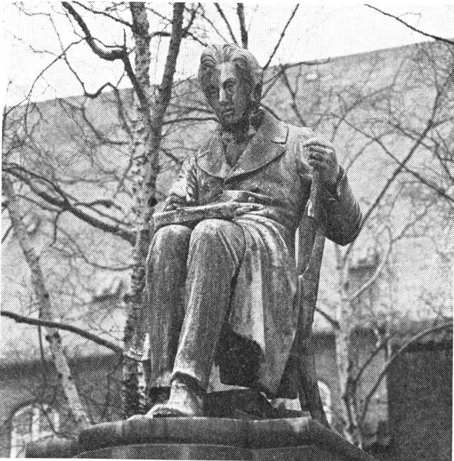 (Foto). Statuen af Søren Kierkegaard i Bibliotekshaven.